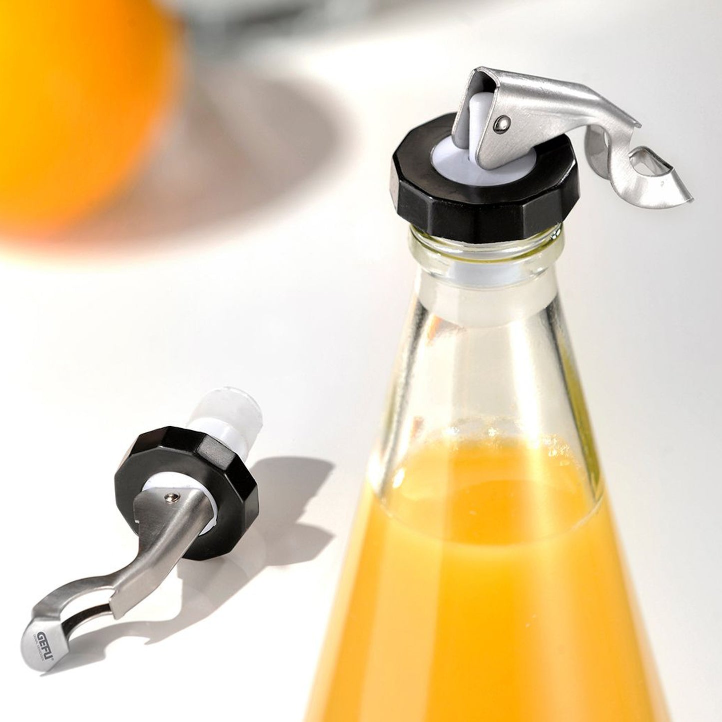 Bottle stopper with black cap and chrome lever, fits standard bottle tops