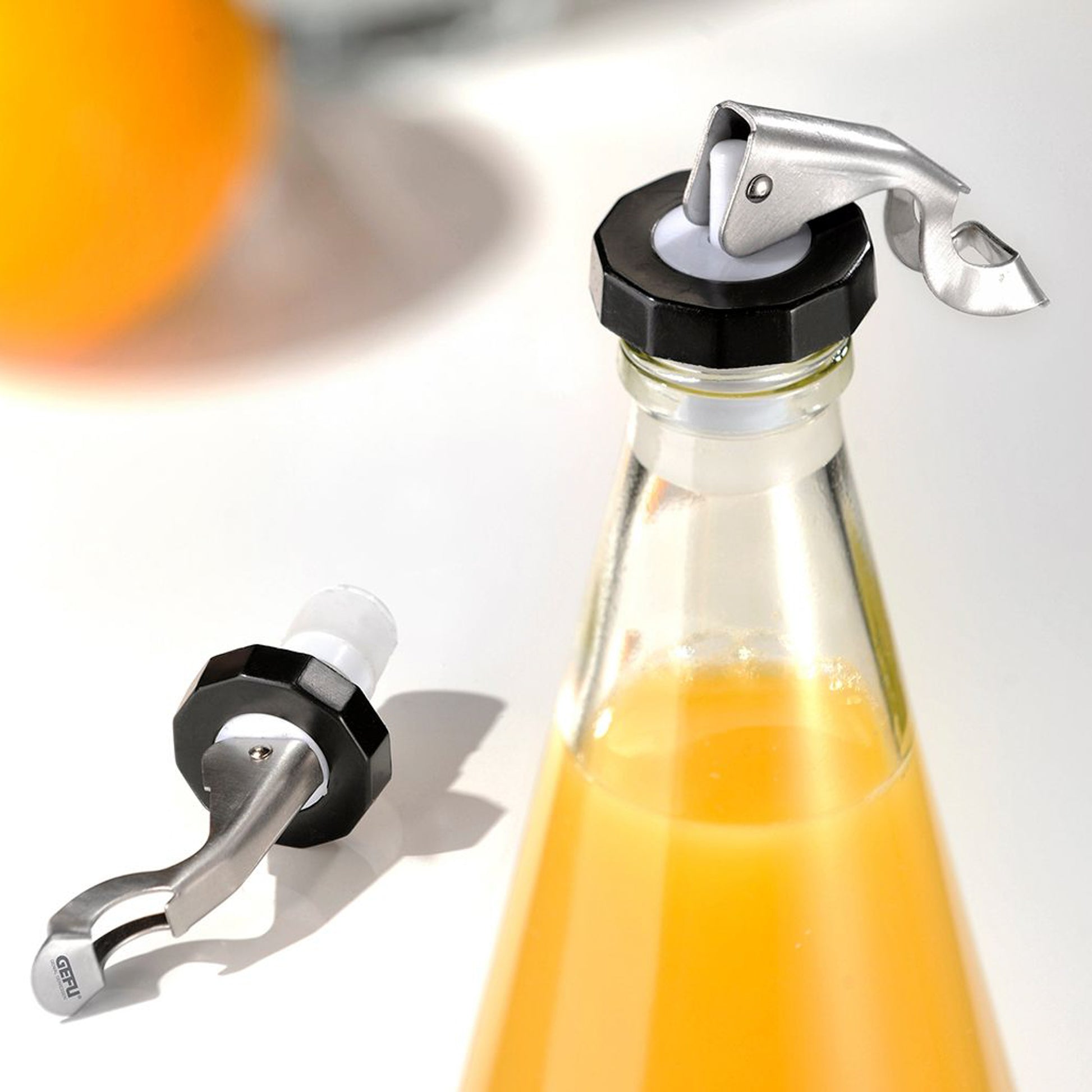 Bottle stopper with black cap and chrome lever, fits standard bottle tops